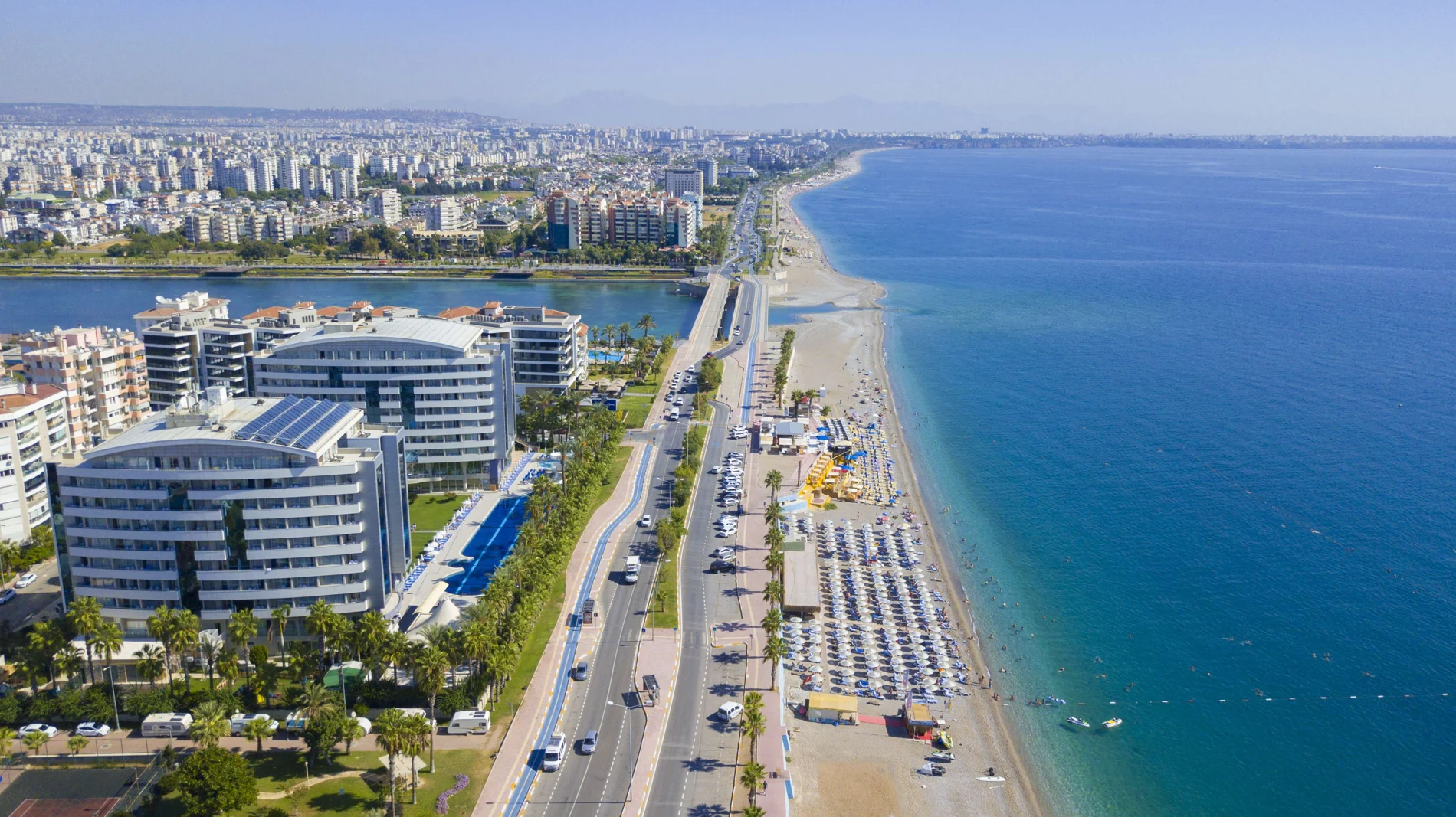 Porto Bello oteli ve Antalya Konyaaltı sahilinin havadan görünümü